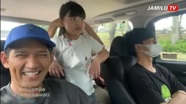 Anak Ibnu Jamil dan anak Ririn Ekawati terlihat sangat akrab