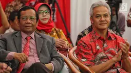 Gubernur Jawa Tengah, Ganjar Pranowo didampingi Ketua Gerakan Suluh Kebangsaan, Mahfud MD menghadiri Dialog Kebangsaan di Stasiun Solo Balapan, Rabu (20/2). Dialog tersebut bertema 'Merawat Harmoni dan Persatuan'. (Liputan6.com/Johan Tallo)