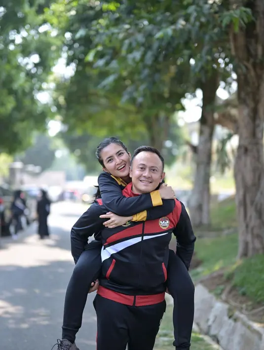 Selama delapan tahun menikah dan 14 tahun saling mengenal, keduanya masih seperti masa pacaran. Rumah tangga pasangan ini juga jauh dari gosip miring. Momen kemesraan Kadek dan Dewa saat olahraga bersama. [Instagram/kddevie]