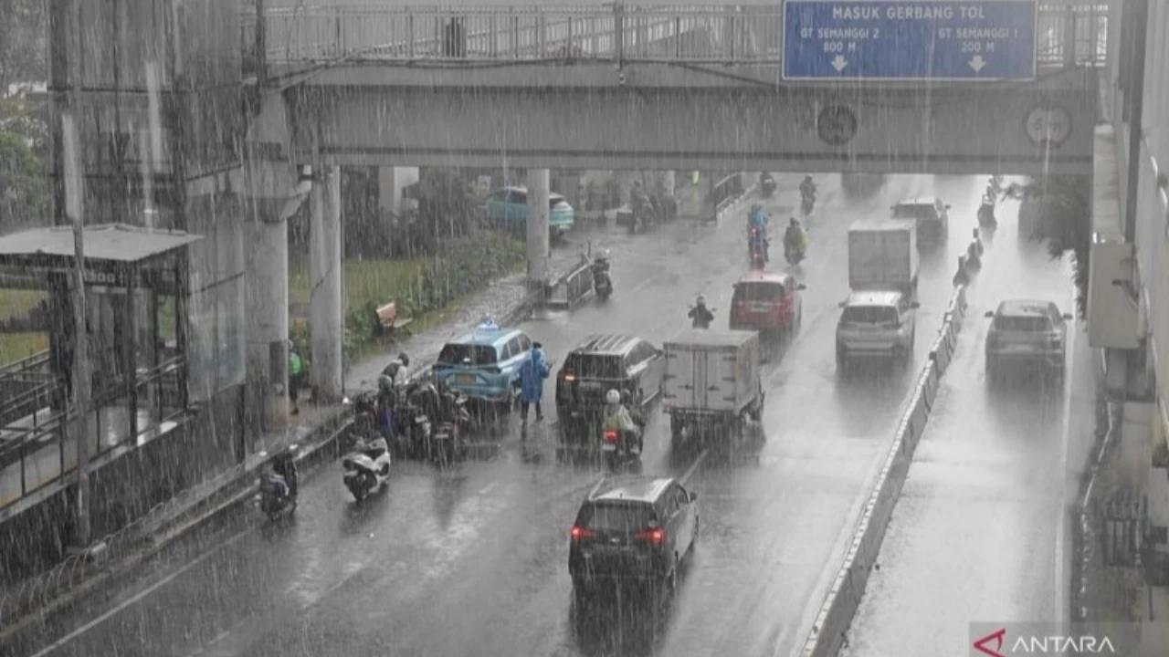 Waspada Perubahan Cuaca, BMKG Sebut 17 Wilayah RI Berpotensi Hujan Ringan