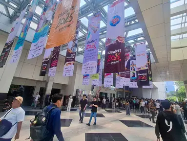 Pengunjung menghadiri pembukaan IdeaFest 2026 di Jakarta Convention Center, Senayan, Jakarta, Jumat (4/9/2026). IdeaFest 2026 mengusung tema “ReHumanize” yang menyoroti pentingnya peran manusia di tengah perkembangan teknologi, khususnya kecerdasan buatan (AI). Festival kreatif tersebut berlangsung selama tiga hari, 4-6 September 2026, dengan menghadirkan lebih dari 200 pembicara dari berbagai industri serta menjadi ruang pertemuan komunitas kreatif untuk bertukar ide dan inovasi secara langsung. (KLY/Budy Santoso)