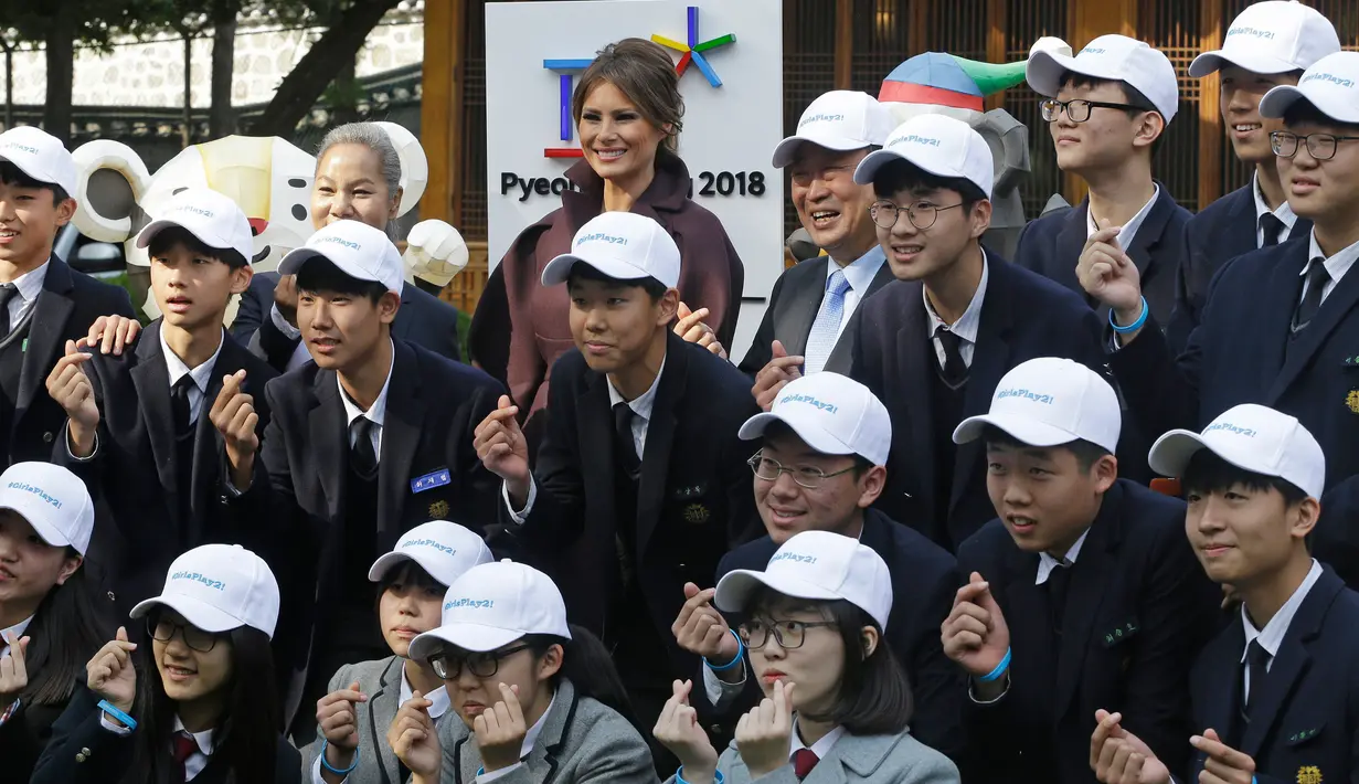 Ibu Negara AS, Melania Trump berbincang dengan siswa SMA Korea Selatan ketika menghadiri acara 'Girls Play 2!' yang merupakan kampanye Olimpiade Musim Dingin PyeongChang 2018 di Kedutaan Besar AS di Seoul, Selasa (7/11). (AP Photo/Ahn Young-joon. Pool)
