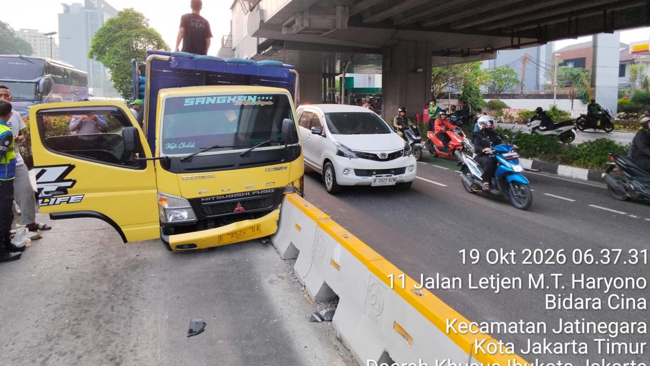 Kronologi Truk Tabrak Separator Busway hingga Tersangkut di Cawang
