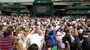 Ribuan penonton tengah serius menonton lewat layar besar laga Andy Murray melawan Milos Raonic pada final tunggal putra  Wimbledon Championships 2016 di The All England Lawn Tennis Club,  Wimbledon, London, (10/7/2016).  (AFP/Justin Tallis)