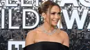 Aktris dan penyanyi Jennifer Lopez menghadiri ajang SAG Awards 2020 ke-26 di Shrine Auditorium Los Angeles, Minggu (19/1/2020). Perhiasan dari Harry Winston yang paling menonjol adalah kalung yang dengan desain bertingkat dengan berlian 73,55 karat. (Frazer Harrison/Getty Images/AFP)