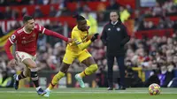 Pemain Manchester United Diogo Dalot (kiri) berebut bola dengan pemain Crystal Palace Wilfried Zaha pada pertandingan Liga Inggris di Stadion Old Trafford, Manchester, Inggris, 5 Desember 2021. Manchester United menang 1-0. (AP Photo/Jon Super)