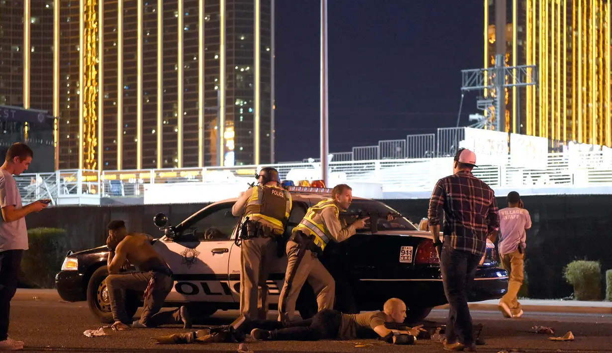 Petugas Las Vegas berjaga di luar lapangan festival musik Route 91 Harvest country setelah seorang penembak melakukan aksinya di Las Vegas, Nevada (1/10). Dikabarkan beberapa orang termasuk seorang polisi terkena tembakan. (David Becker/Getty Images/AFP)