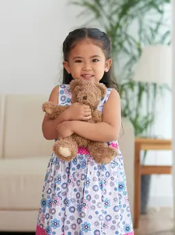 Mengenalkan batasan tubuh dan mengajarkan anak mencintai diri sendiri sejak dini membantu mereka memahami hak atas dirinya. (Foto/Dok: Magnific)