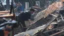 Saat ini, petugas Damkar telah berhasil memadamkan api. (merdeka.com/Imam Buhori)