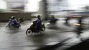 Pengendara sepeda motor melintasi jalan yang banjir akibat badai tropis parah Conson di kota Quezon, Filipina (8/9/2021).  Topan Conson juga mengakibatkan banjir di beberapa daerah. (AP Photo/Aaron Favila)