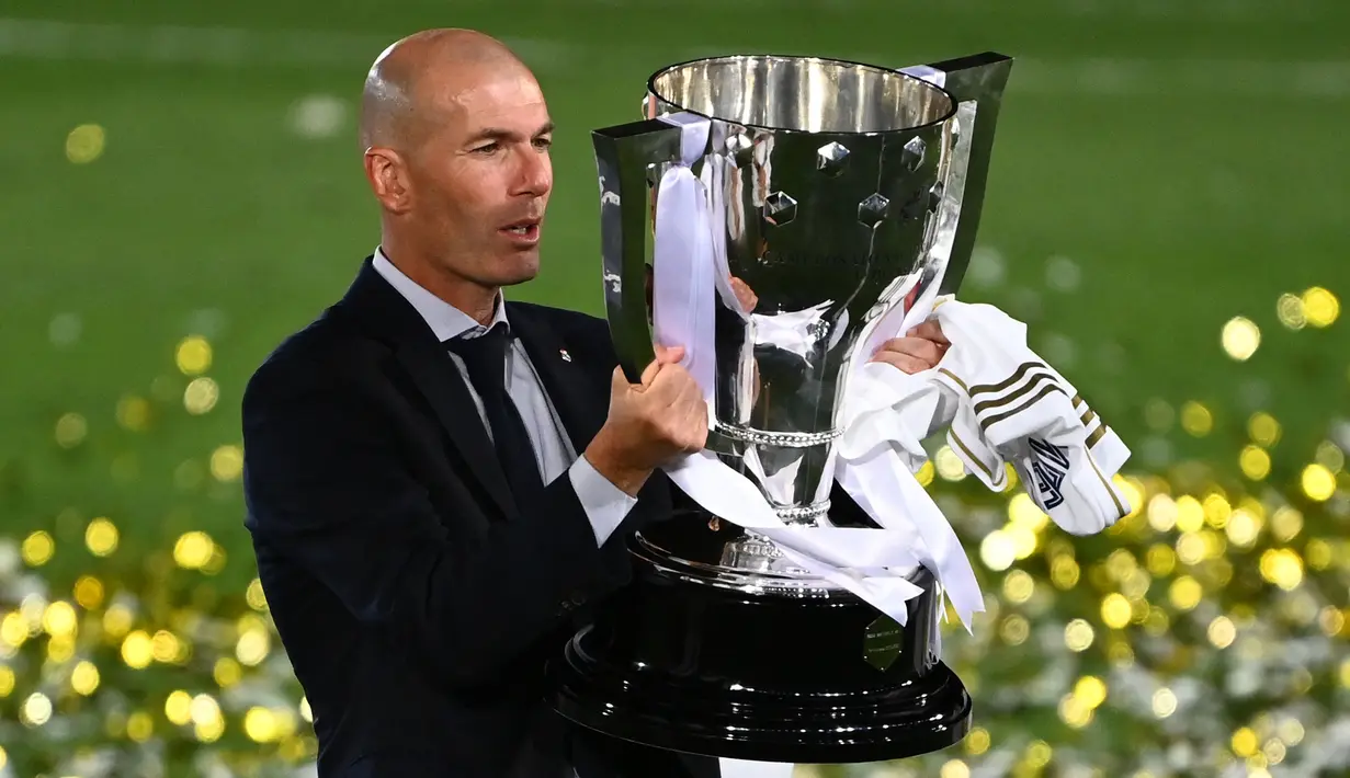 Zinedine Zidane. Pelatih asal Prancis yang kini berusia 49 tahun ini menangangi Real Madrid dalam dua periode, Januari 2016 hingga 2017/2018 dan Maret 2019 hingga 2020/2021. Ia berhasil mempersembahkan dua gelar La Liga di musim 2016/2017 dan 2019/2020. (AFP/Gabriel Bouys)