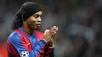 Ronaldinho - Ronaldinho merupakan pemain legenda Barcelona, pemain asal Brasil ini menggunakan nomor punggung 10 pada tahun 2003-2008. (AFP/Andrew Yates)