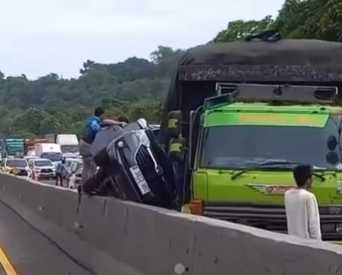Truk Gencet Avanza di Tol Cipularang KM 80, Ini Kata Rifat Sungkar