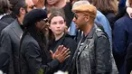 Gitaris Tom Morello berbincang dengan Nile Rodgers di pemakaman Chris Cornell di Hollywood Forever Cemetery di Los Angeles, AS (26/5). Chriss Cornell, vokalis dari Soundgarden meninggal pada Kamis (18/5/2017). (Photo by Chris Pizzello/Invision/AP)