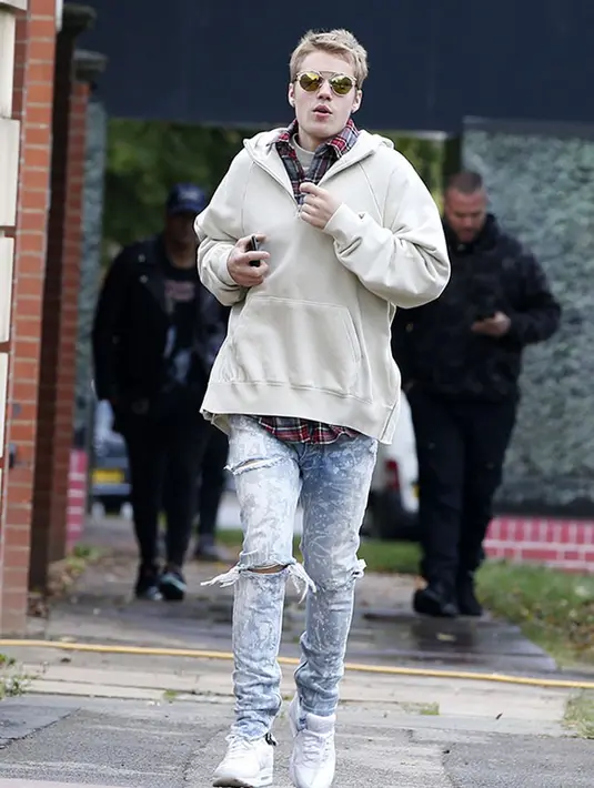 Melansir Hollywoodlife.com, Justin terlihat membawa beberapa tangkai bunga mawar berwarna pink dan putih untuk dibagikan kepada penggemarnya yang hadir saat itu, terutama para wanita cantik. (doc.Hollywoodlife.com)