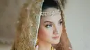 Inilah detail penampilan Puteri Indonesia Riau 2018. Sabrina terlihat menawan dengan tutup kepala atau tengkuluk talakuang warna emas yang senada. (Instagram/sabrinaanggraini).