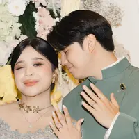 Brisia Jodie akhirnya dilamar secara resmi oleh sang kekasih, Jonathan Alden. Prosesi lamaran yang bernuansa Jawa terlihat begitu sederhana namun tetap hangat [@brisiajodie96]