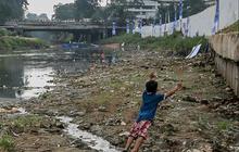 FOTO: Fenomena El Nino Bikin Sungai Ciliwung Nyaris Kering, Kondisinya Banyak Sampah