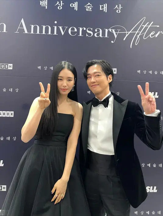 JangChae couple berpose bersama dengan backdrop Baeksang Arts. Keduanya tampil serasi dengan busana serba hitam.  (Foto: Instagram/ eunjin___a)