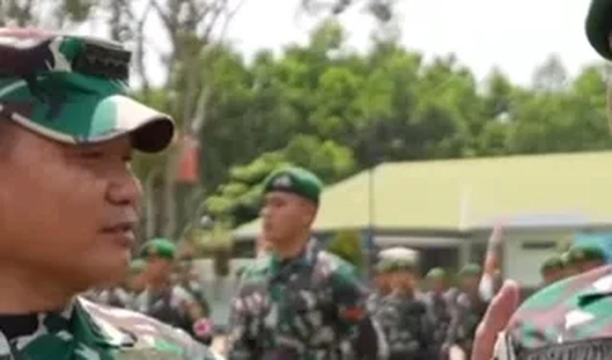 Dengan tegas, Tamtama tersebut menjawab setiap pertanyaan yang dilempar oleh Dudung Abdurachman.