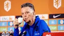 <p>Louis van Gaal menjadi pelatih kelima dengan gaji tertinggi di Piala Dunia 2022. Pria 71 tahun itu mendapatkan 2,5 juta pound. Ia ditunjuk untuk menukangi Timnas Belanda pada 2021 lalu, menggantikan Frank de Boer yang gagal memberikan penampilan terbaiknya di Euro 2020. Piala Dunia 2022 Qatar akan menjadi edisi terkahir Van Gaal menjadi pelatih di Skuad Oranje.&nbsp;(AFP/ANP/Robin van Lonkhuijsen)</p>