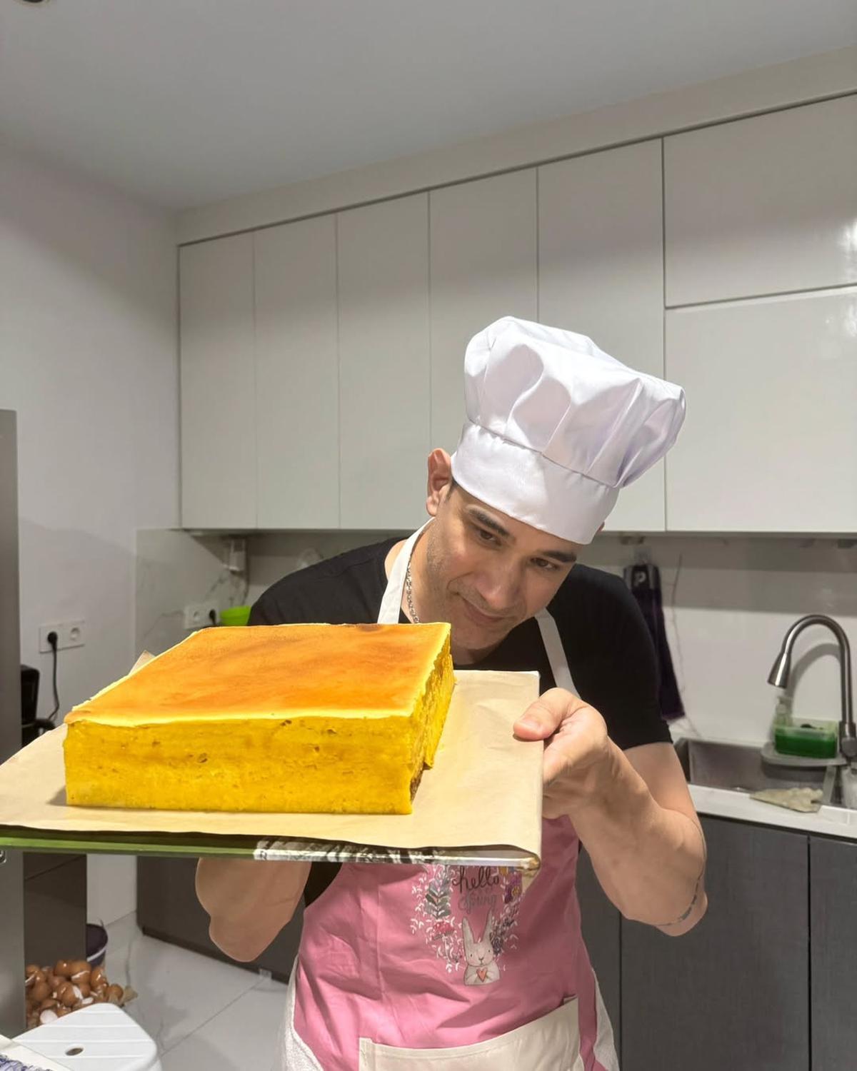 Ganteng dan Gagah, Ternyata Okan Cornelius Juga Jago Bikin Kue - Ini Aksinya saat Buat Lapis Legit