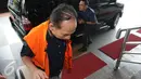 Itoc Tochija masuk ke Gedung KPK, Jakarta, Jumat (13/1). Penyidik KPK memeriksa Itoc serta istrinya Atty Suharti Tochija terkait kasus suap untuk ijon proyek pembangunan tahap II Pasar Atas Baru Cimahi bernilai Rp57 miliar. (Liputan6.com/Helmi Afandi)