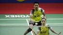 Ganda campuran Indonesia, Tontowi Ahmad / Winny Kandow
, usai dikalahkan Chan Peng Soon / Goh Liu Ying, pada Indonesia Open 2019 di Istora Senayan, Jumat (19/7). Tontowi / Winny kalah 11-21, 21-14 dan 14-21. (Bola.com/Vitalis Yogi Trisna)