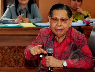 Pakar hukum pidana Yahya Harahap menjadi saksi pada sidang lanjutan praperadilan Mantan Menag Suryadharma Ali (SDA) di Pengadilan Negeri Jakarta Selatan (PN Jaksel), Senin (6/4/2015). (Liputan6.com/Yoppy Renato)