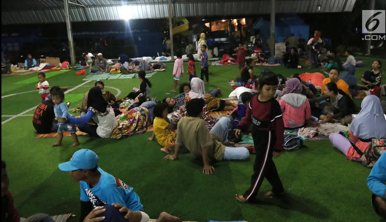 Warga korban Tsunami Anyer mengungsi di lapangan futsal Labuan, Banten, Minggu (23/12). Warga memilih mengungsi menunggu suasana di pesisir Pantai Selat Sunda pulih dan kondusif. (Liputan6.com/Angga Yuniar)