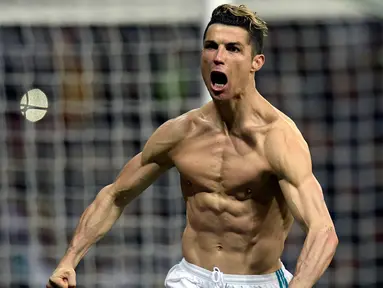 Striker Real Madrid Cristiano Ronaldo menunjukkan ototnya saat merayakan gol usai membobol gawang Juventus lewat tendangan penalti dalam petandingan Liga Champions di stadion Santiago Bernabeu, Madrid (11/4). (AFP Photo/Oscar Del Pozo)