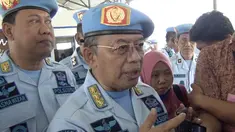 Ratusan ponsel, laptop, dan senjata tajam hasil razia di seluruh lapas dan rutan di Jakarta dimusnahkan. (Ydn) 