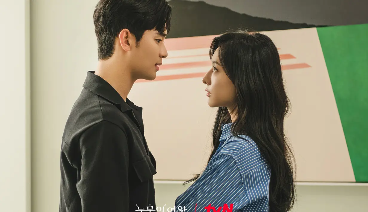 Gambar lain menunjukkan Baek Hyun Woo dan Hong Hae In saling menatap. Dengan hilangnya senyum manis masa pengantin baru mereka, yang ada hanyalah suasana dingin yang menyelimuti keduanya.