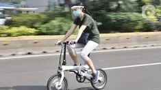 Warga mengendarai sepeda saat kegiatan Car Free Day (CFD) di Kawasan Sudirman, Jakarta, Minggu (21/6/2020). Pada CFD pertama di masa PSBB Transisi, warga Ibu Kota terlihat lebih memilih bersepeda sebagai sarana olahraga dengan tetap menerapkan protokol kesehatan Covid-19. (merdeka.com/Iqbal Nugroho)