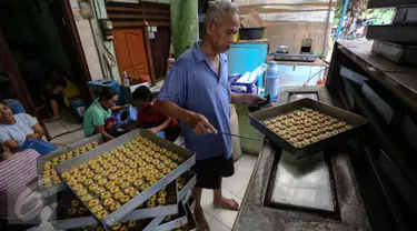 Perajin tengah membuat kue kering Lebaran di Kawasan Kwitang, Senen, Jakarta, Senin (29/6). Meskipun Lebaran masih beberapa pekan kedepan, produksi kue kering di sentra tersebut meningkat dua kali lipat dari hari biasanya. (Liputan6.com/Faizal Fanani)