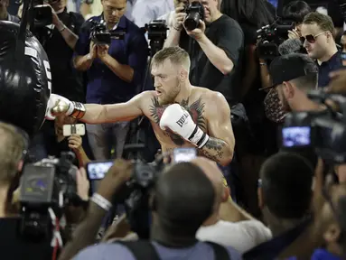 Petarung MMA, Conor McGregor, melakukan latihan terbuka di hadapan media di Las Vegas, Jumat (11/8/2017). McGregor akan bertanding melawan petinju Floyd Mayweather Jr pada  26 Agustus mendatang. (AP/John Locher)