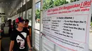 Sebuah spanduk pengumuman tentang mulai berlaukunya E-Tiket terpajang di halte busway Karet, Jakarta, Senin (4/8/2014) (Liputan6.com/Faizal Fanani)