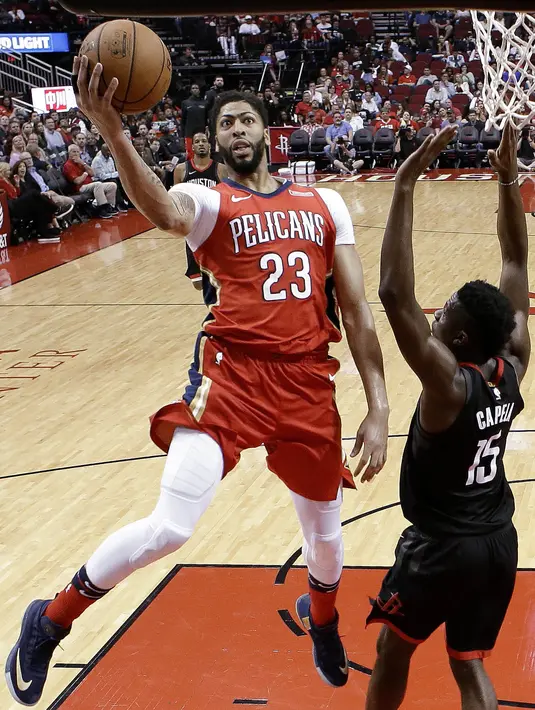 Pebasket New Orleans Pelicans, Anthony Davis, berusaha memasukan bola saat pertandingan melawan Houston Rockets pada laga NBA di Toyota Center, Minggu (25/3/2018). Rockets menang 114-91 atas Pelicans. (AP/Eric Christian Smith)