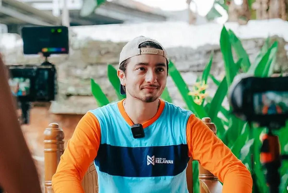 6 Potret Bryan Domani Jadi Relawan di Panti Wreda, Bahagia Berbagi Cerita dengan Lansia