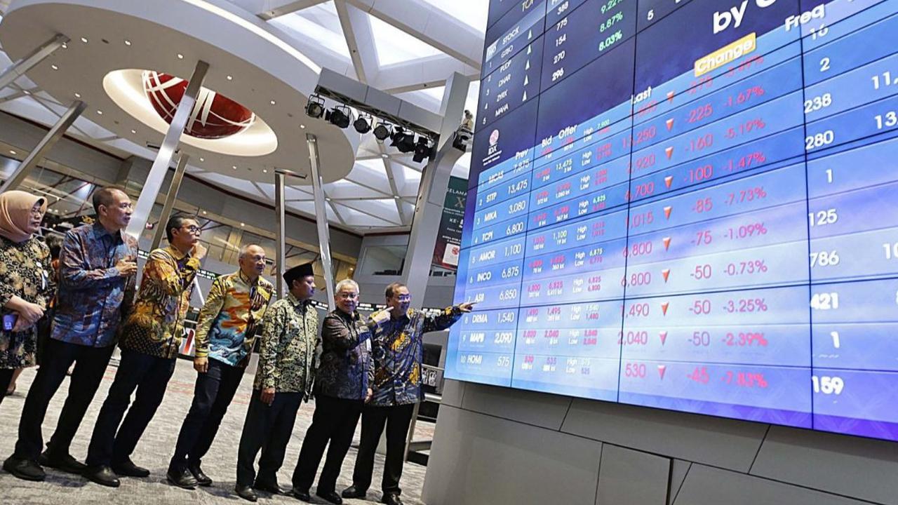 Bursa Efek Indonesia (BEI) bersama Pemprov Jawa Barat, Otoritas Jasa Keuangan, Bank BJB dan BJB Sekuritas resmi membuka perdagangan Bursa Efek Indonesia (BEI) pada Kamis (3/8/2023).