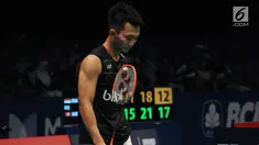Pebulutangkis unggulan keempat, Ihsan Maulana Mustofa tertunduk saat laga melawan pemain Hongkong, Wei Nan di kualifikasi Indonesia Open 2017 di Jakarta Convention Centre, Senin (12/6). Ihsan kalah 21-15, 18-21. 13-21. (Liputan6.com/Helmi Fithriansyah)