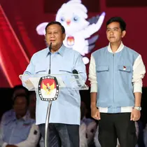 Calon Presiden dan Calon Wakil Presiden nomor urut 2 Prabowo Subianto (kiri) dan Gibran Rakabuming Raka saat memberi pernyataan penutup Debat Kelima Pilpres 2024 di Jakarta Convention Center (JCC), Jakarta, Minggu (4/2/2024). (Liputan6.com/Angga Yuniar)