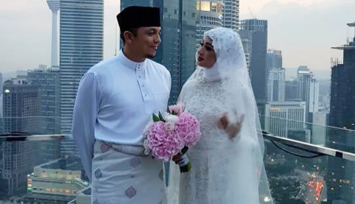Setelah semuanya bungkam terkait tanggal pernikahannya, akhirnya terkuak tempat dan berlangsungnya acara pernikahan Laudya Cynthia Bella dan Engku Emran. Pernikahan baru saja di gelar di Kuala Lumpur, Malaysia, Jumat (8/9). (Instagram/officialhlive)
