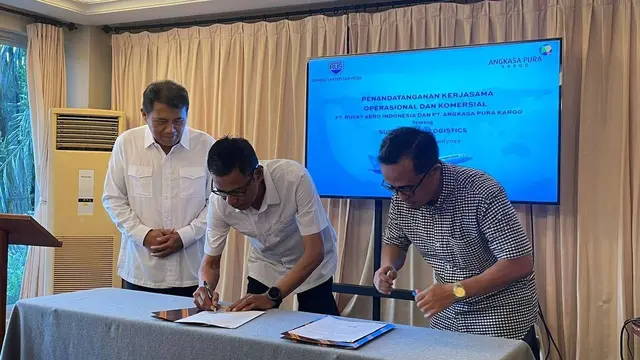 PT Rusky Aero Indonesia dan PT Angkasa Pura Kargo (tengah) Bambang Sujatmiko selaku Direktur Utama PT Rusky Aero Indonesia dan (kanan) Gautsil Madani, Direktur Utama PT Angkasa Pura Kargo.