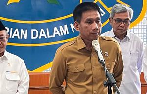 Wamendagri Akhmad Wiyagus bersama Ketua KPK dan Mendikdasmen meluncurkan Buku Panduan dan Bahan Ajar Pendidikan Antikorupsi (PAK) di Kantor Kemendagri, Jakarta. (Foto: Liputan6.com/Delvira Hutabarat).