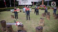 Sejumlah orang yang tergabung dalam Greenpeace menggelar aksi di Kementerian LHK, Jakarta, Kamis (8/4/2021). Mereka menentang rencanan perusakan Hutan Papua yang masih ada di dalam areal perkebunan yang belum dirusak bisa dikembalikan kepada masyarakat adat Papua. (Liputan6.com/Faizal Fanani)