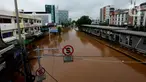 Suasana Jalan Raya Daan Mogot yang terendam banjir di Jakarta, Rabu (1/1/2020). Hujan yang turun saat malam pergantian tahun baru 2019-2020 menyebabkan sejumlah titik jalan terputus di kawasan Grogol terendam banjir. (merdeka.com/Imam Buhori)