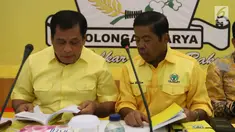 Ketua Harian Golkar Nurdin Halid dan Sekjen Golkar Idrus Marham ketika menggelar rapat pleno di kantor DPP Golkar, Jakarta, Selasa (21/11). Rapat membahas pergantian Setya Novanto dari posisi Ketua Umum dan juga Ketua DPR RI. (Liputan6.com/Angga Yuniar)