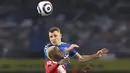 Bek Everton, Lucas Digne berebut bola udara dengan pemain Southampton, Moussa Djenepo pada pertandingan lanjutan Liga Inggris di Goodison Park di Liverpool, Inggris, Selasa (2/3/2021). Everton menang tipis atas Southampton 1-0. (Clive Brunskill / Pool via AP)