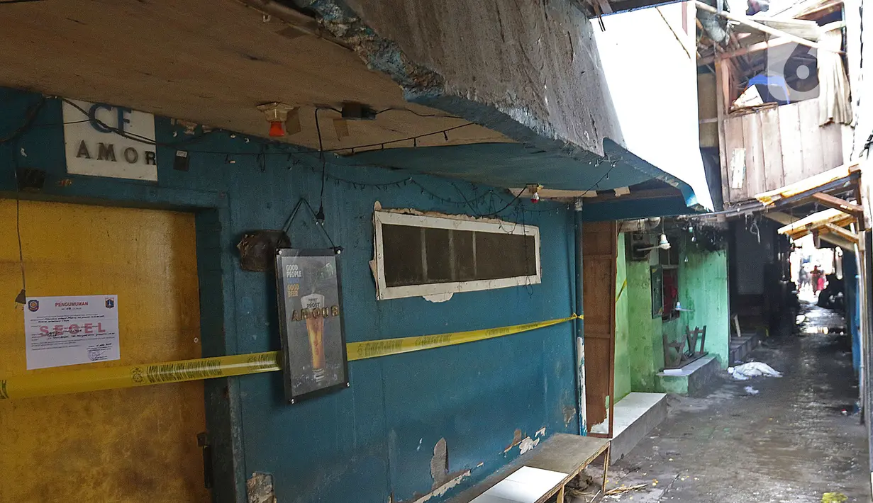 Salah satu warung remang-remang yang disegel di gang royal kawasan Penjaringan, Jakarta, Senin (10/2/2020). Pemkot Jakarta Utara bersama instansi terkait, melakukan penyegelan bangunan dan Penertiban Pemakaian Tenaga Listrik (P2TL) di kawasan Gang Royal. (Liputan6.com/Herman Zakharia)